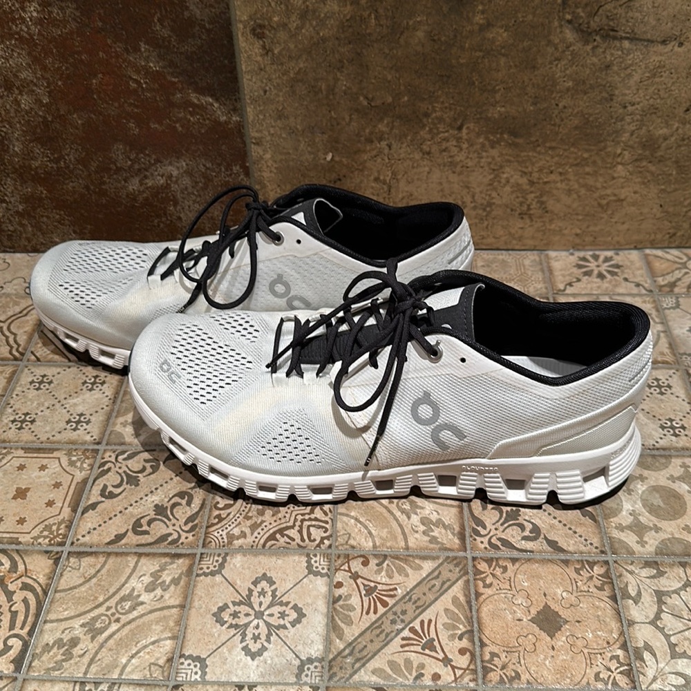 On cloud men’s tennis shoes